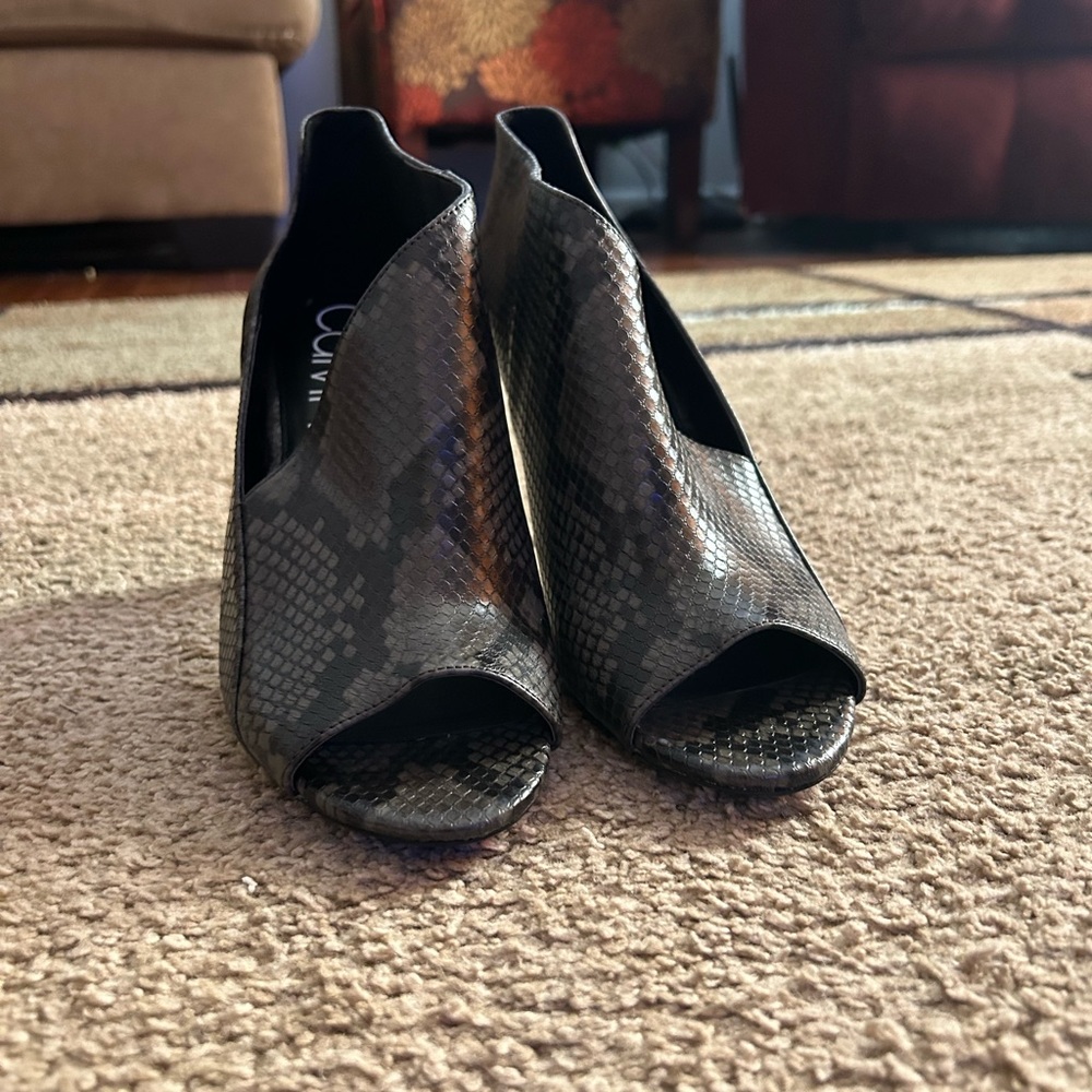 Green snakeskin Calvin Klein size 8